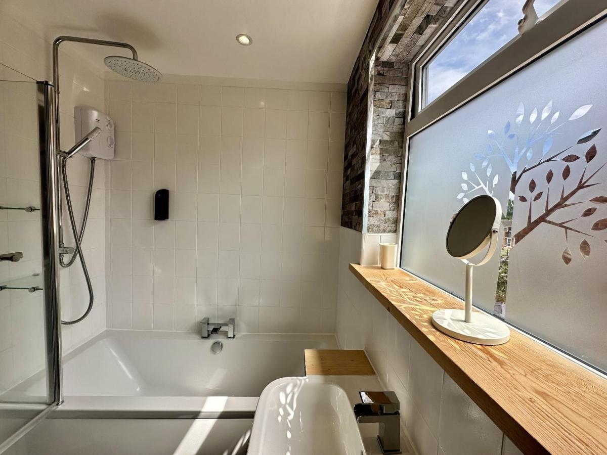 Fantastic 2-Bed House With Parking - Hosted By Hutch Lifestyle Villa Leamington Spa Kültér fotó