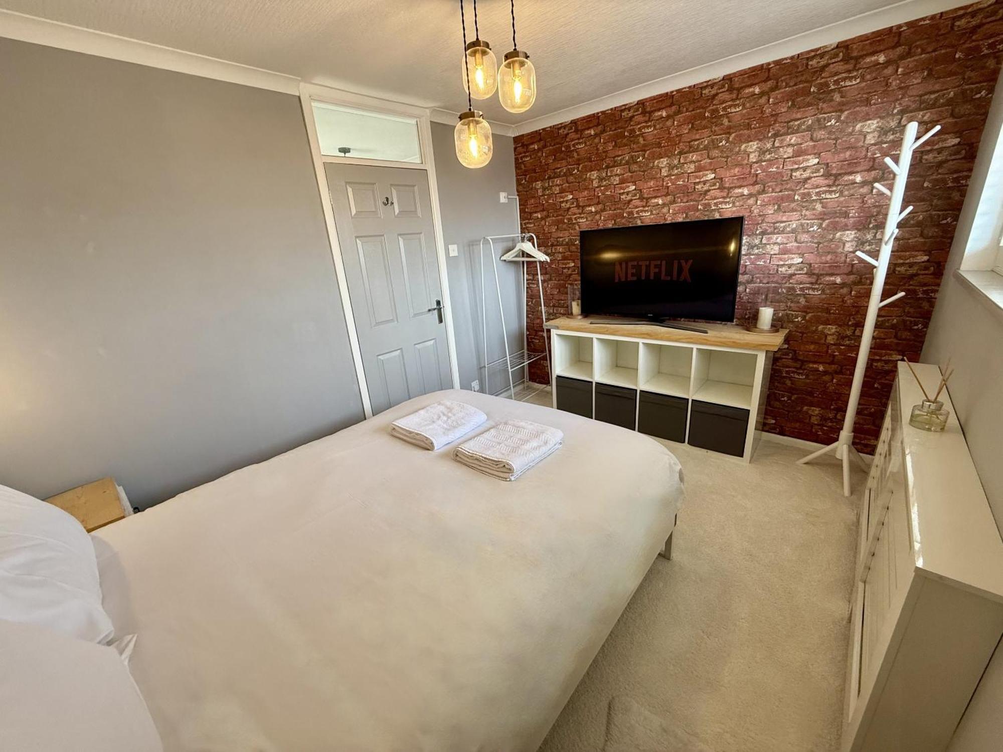 Fantastic 2-Bed House With Parking - Hosted By Hutch Lifestyle Villa Leamington Spa Kültér fotó